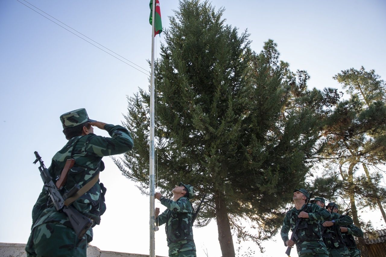 Azerbaycan bayrağı böyle göndere çekildi 7