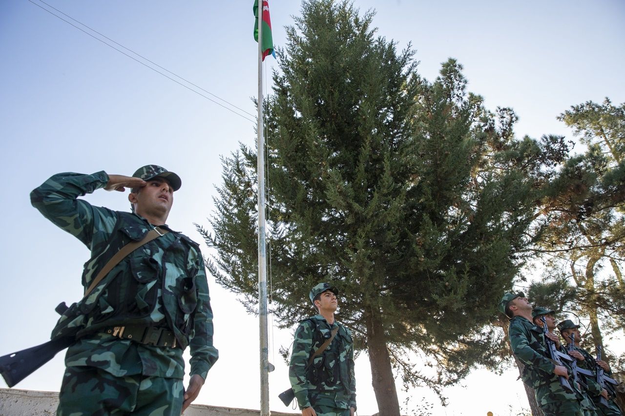 Azerbaycan bayrağı böyle göndere çekildi 8