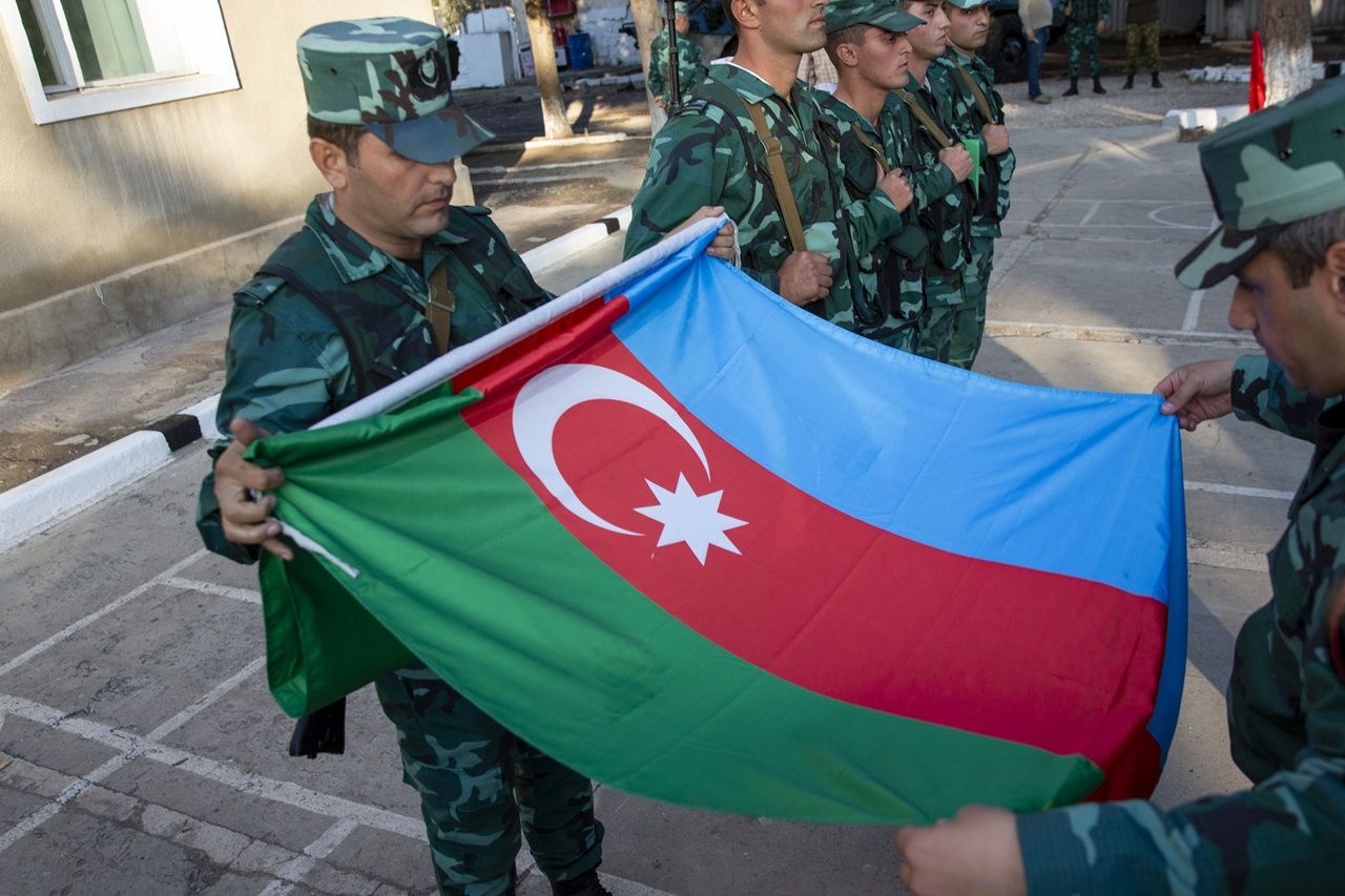 Azerbaycan bayrağı böyle göndere çekildi 12