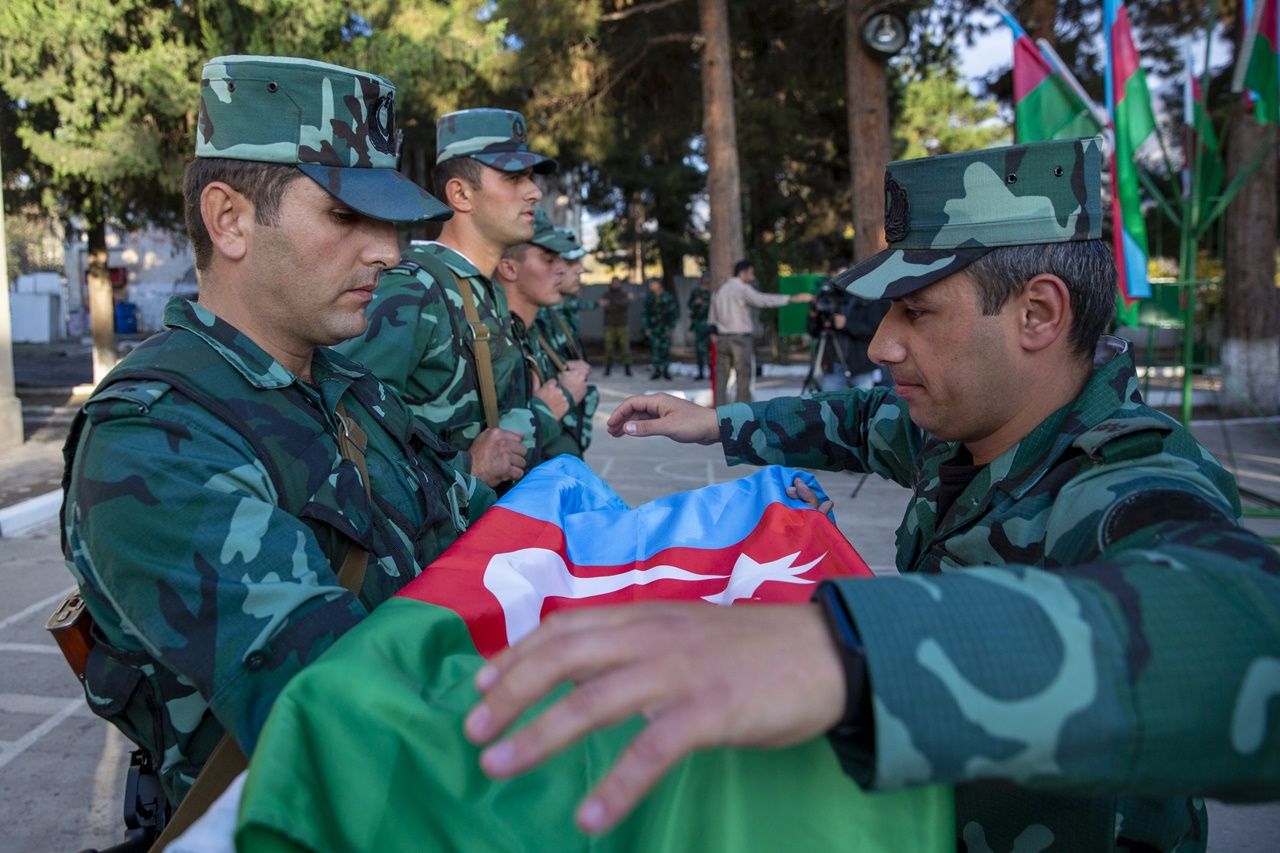 Azerbaycan bayrağı böyle göndere çekildi 13