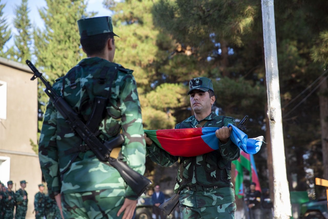 Azerbaycan bayrağı böyle göndere çekildi 14