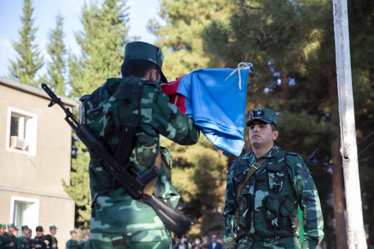 Azerbaycan bayrağı böyle göndere çekildi 15