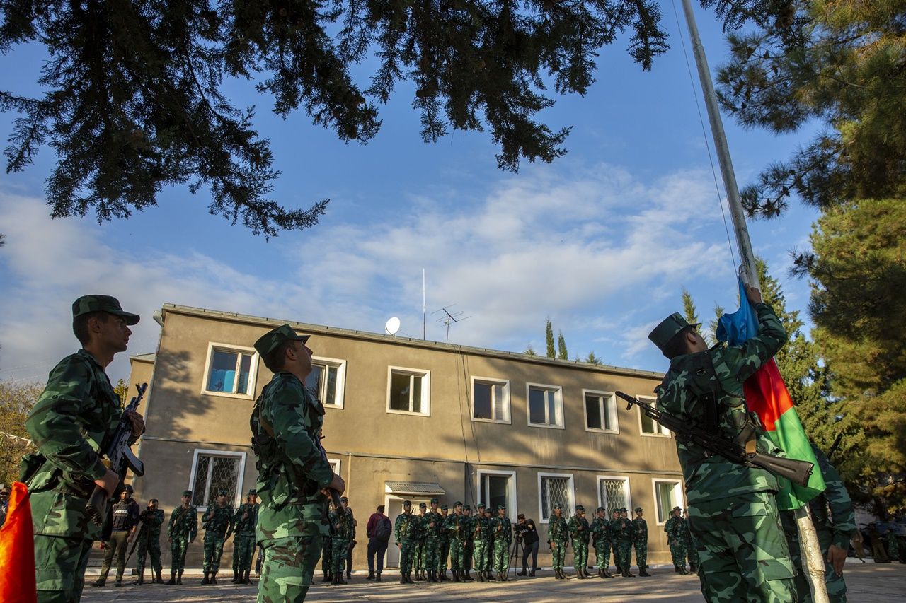 Azerbaycan bayrağı böyle göndere çekildi 16