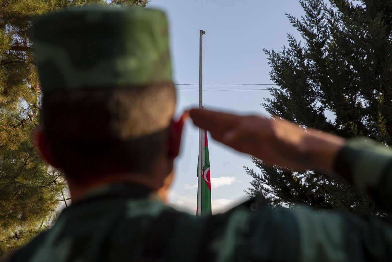 Azerbaycan bayrağı böyle göndere çekildi 17