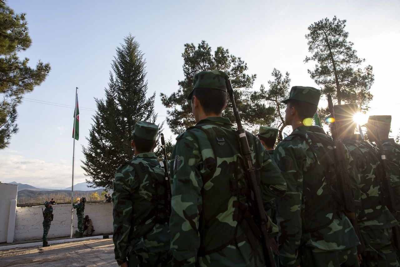 Azerbaycan bayrağı böyle göndere çekildi 18