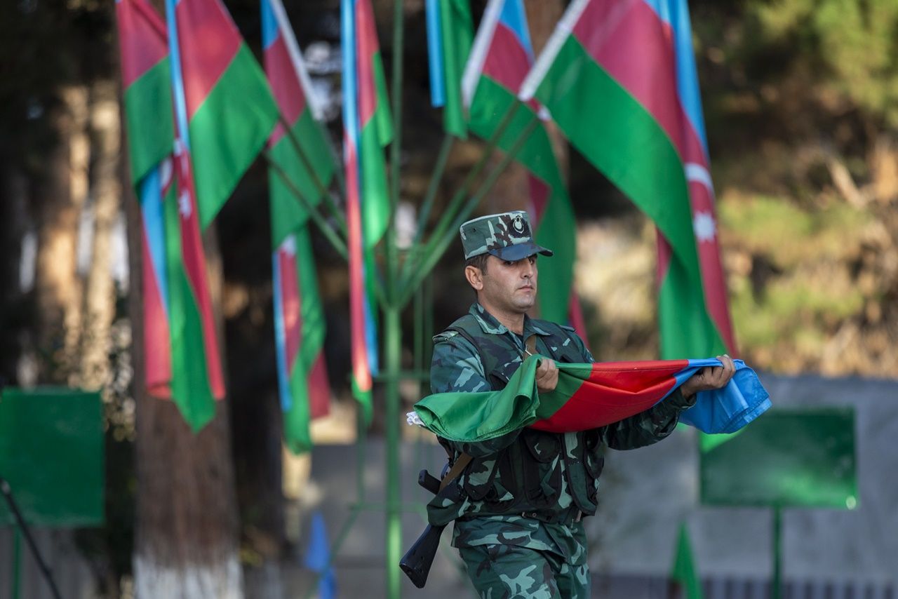 Azerbaycan bayrağı böyle göndere çekildi 27