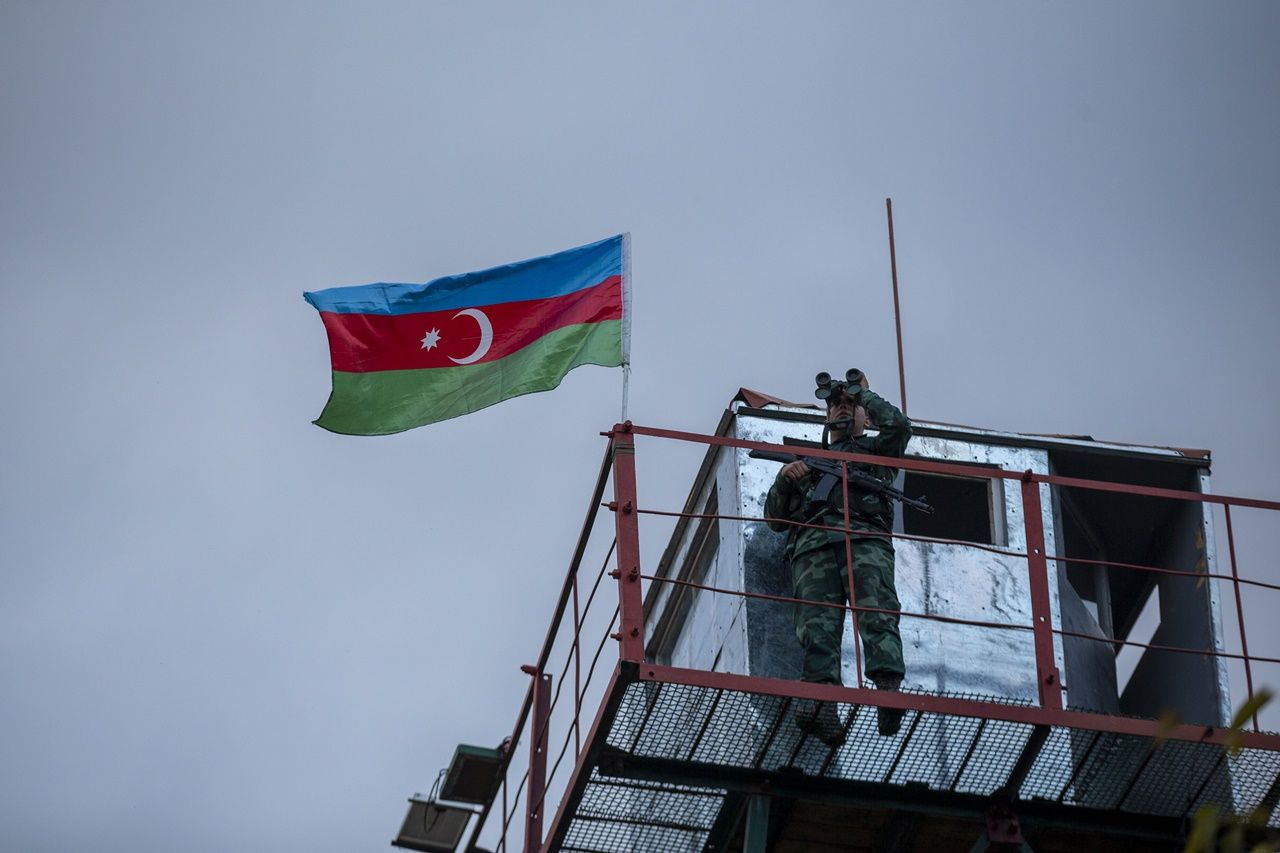 Azerbaycan bayrağı böyle göndere çekildi 30