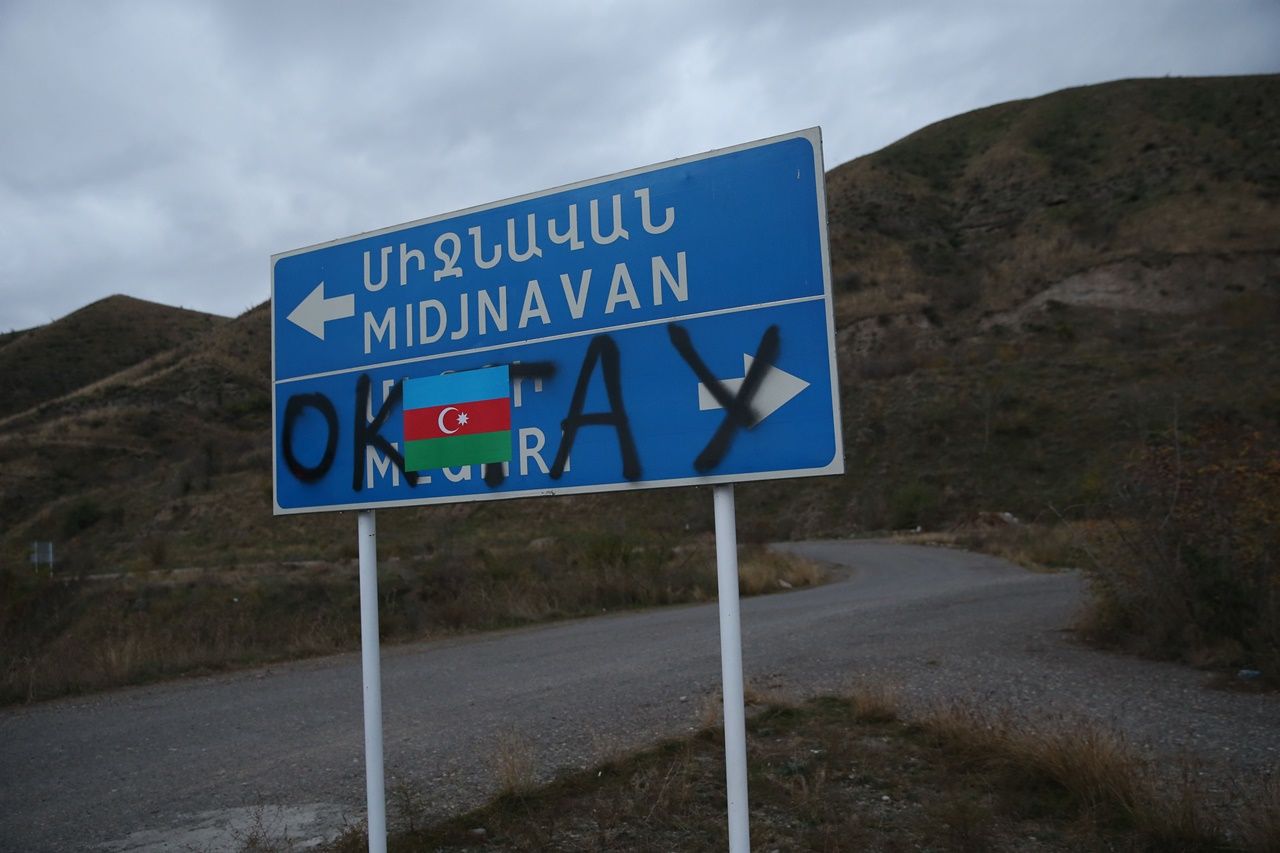 Azerbaycan bayrağı böyle göndere çekildi 32
