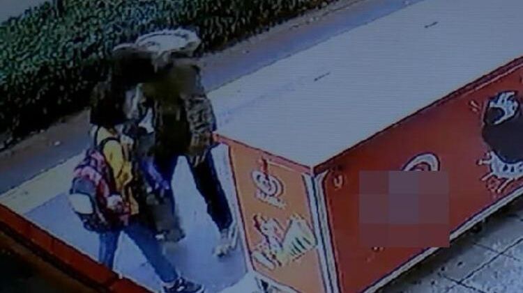 Yüzüne tükürüp, hiçbir şey olmamış gibi yoluna devam etmişti... Ailesi suç duyurusunda bulundu! 2