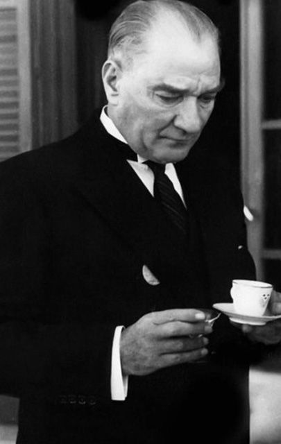 Ünlülerden 10 Kasım Atatürk'ü Anma Günü paylaşımları 13