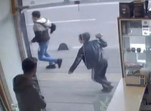 Göğsünden bıçakladığı arkadaşını oğluyla kovaladı! 4