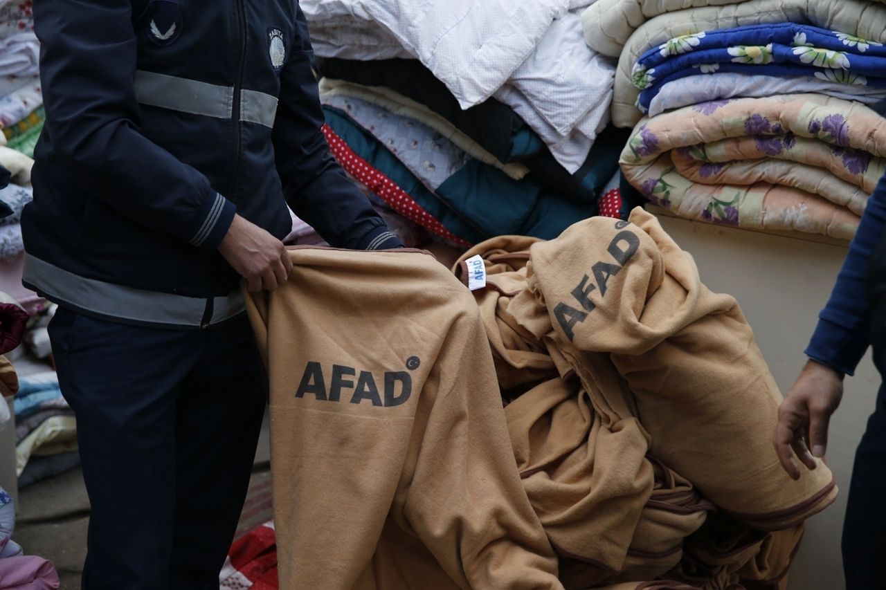 Depremzedeler için gelen battaniyeleri satışa çıkardılar 5