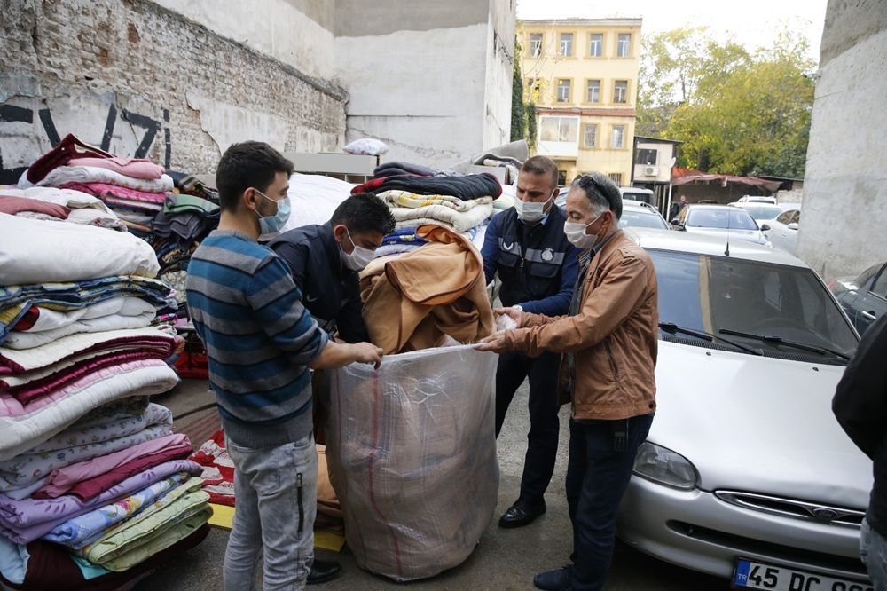 Depremzedeler için gelen battaniyeleri satışa çıkardılar 4