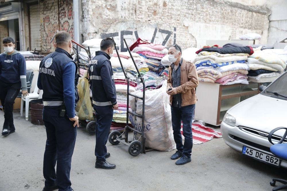 Depremzedeler için gelen battaniyeleri satışa çıkardılar 2