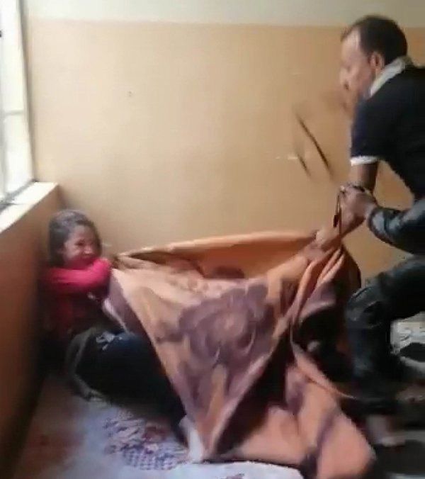 Hepsini odaya kilitleyip kemerle işkence etti! 2