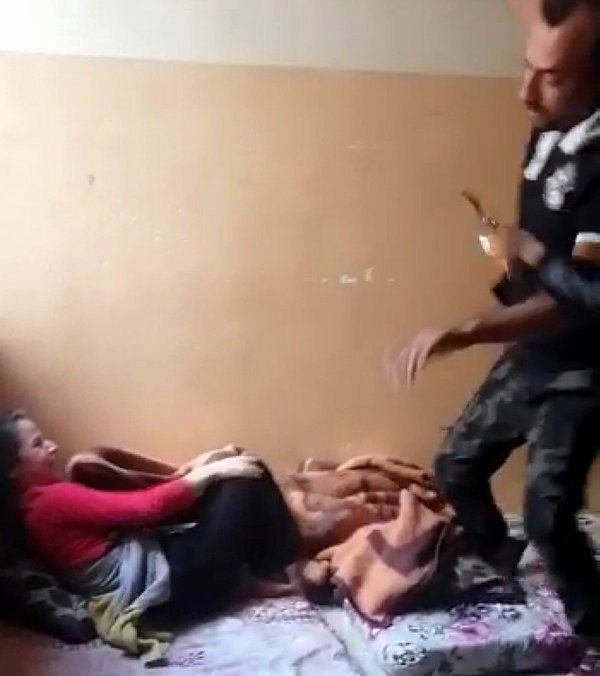 Hepsini odaya kilitleyip kemerle işkence etti! 4