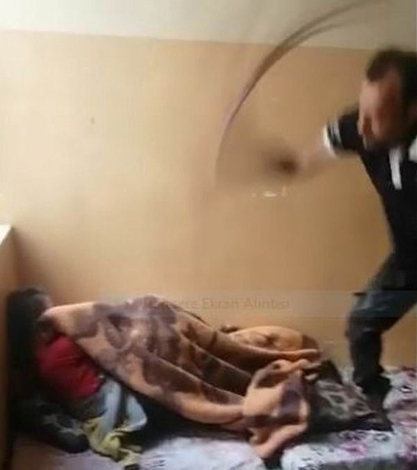 Hepsini odaya kilitleyip kemerle işkence etti! 7