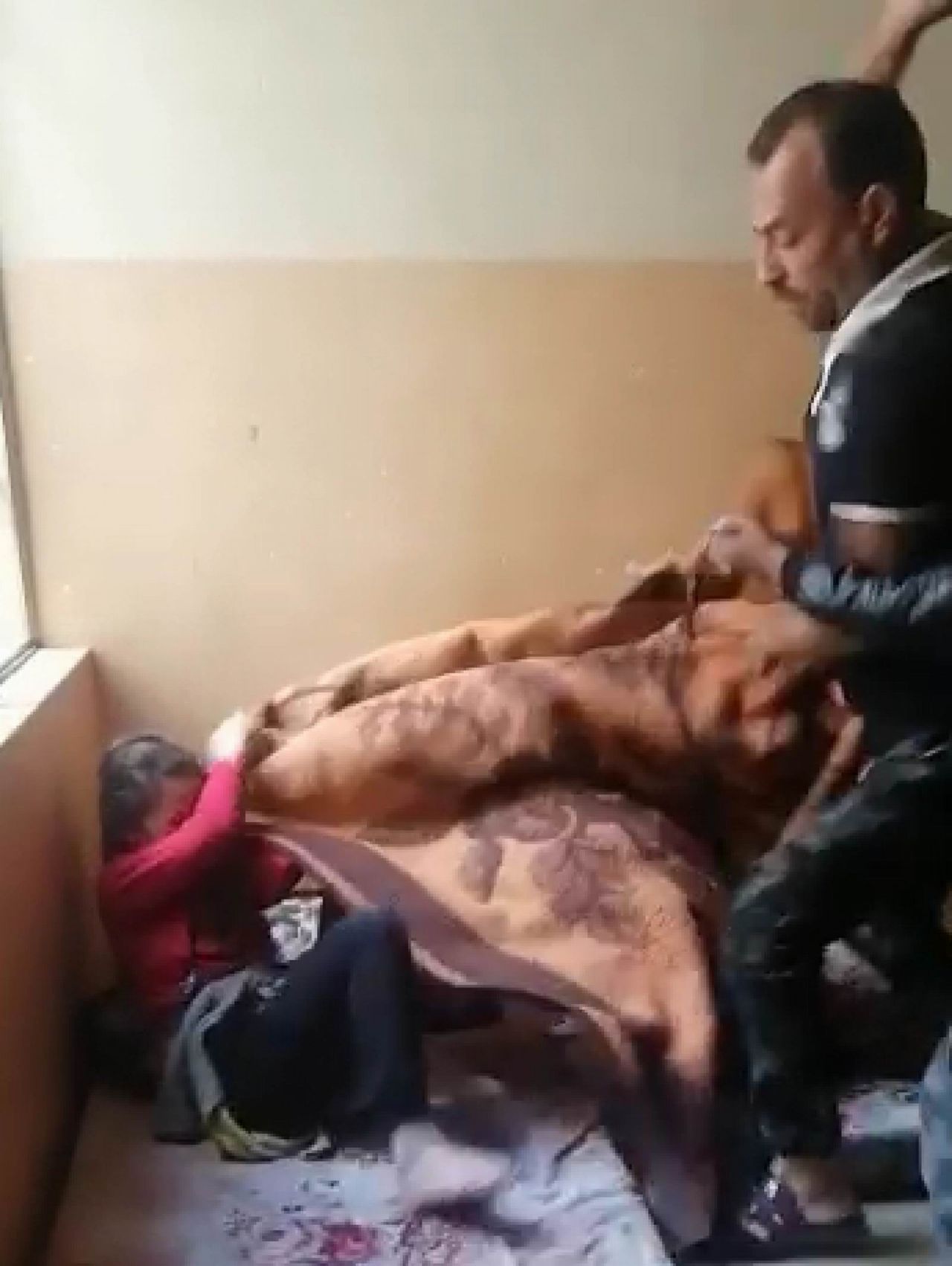 Babadan çocuklarına kemerli işkence 2