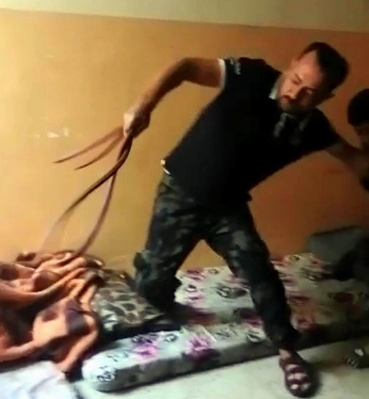 Babadan çocuklarına kemerli işkence 3