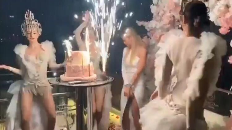 Lüks yatta parti! Böyle görüntülendiler... 2