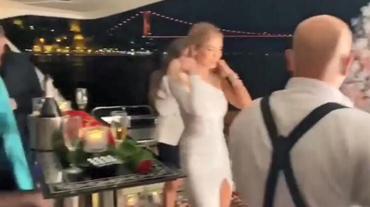 Lüks yatta parti! Böyle görüntülendiler... 4