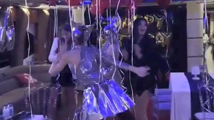 Lüks yatta parti! Böyle görüntülendiler... 7