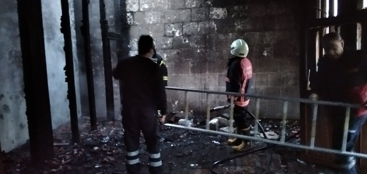 130 yıllık camiyi ateşe verdiler 4