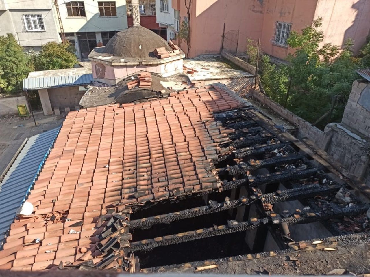 130 yıllık camiyi ateşe verdiler 6