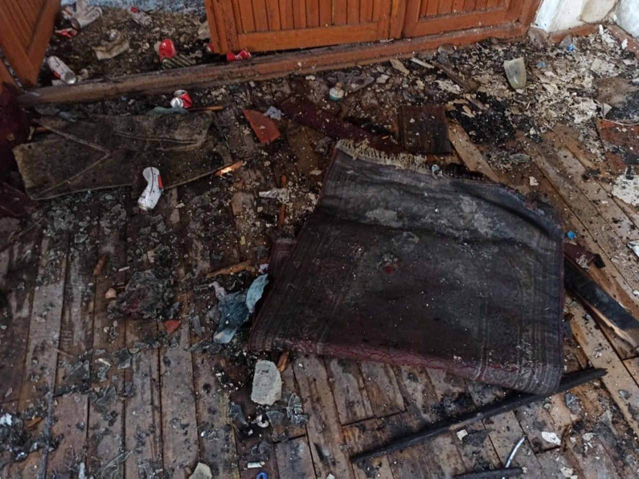 130 yıllık camiyi ateşe verdiler 7