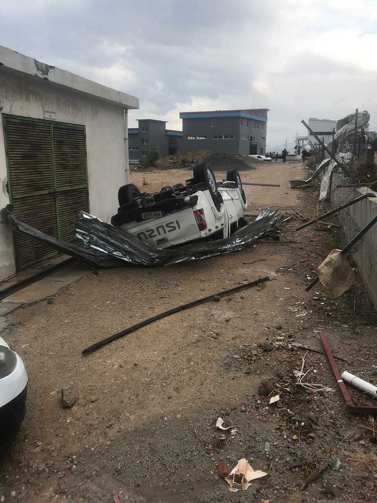 Araçları devirdi, ağaçları yerinden söktü 1