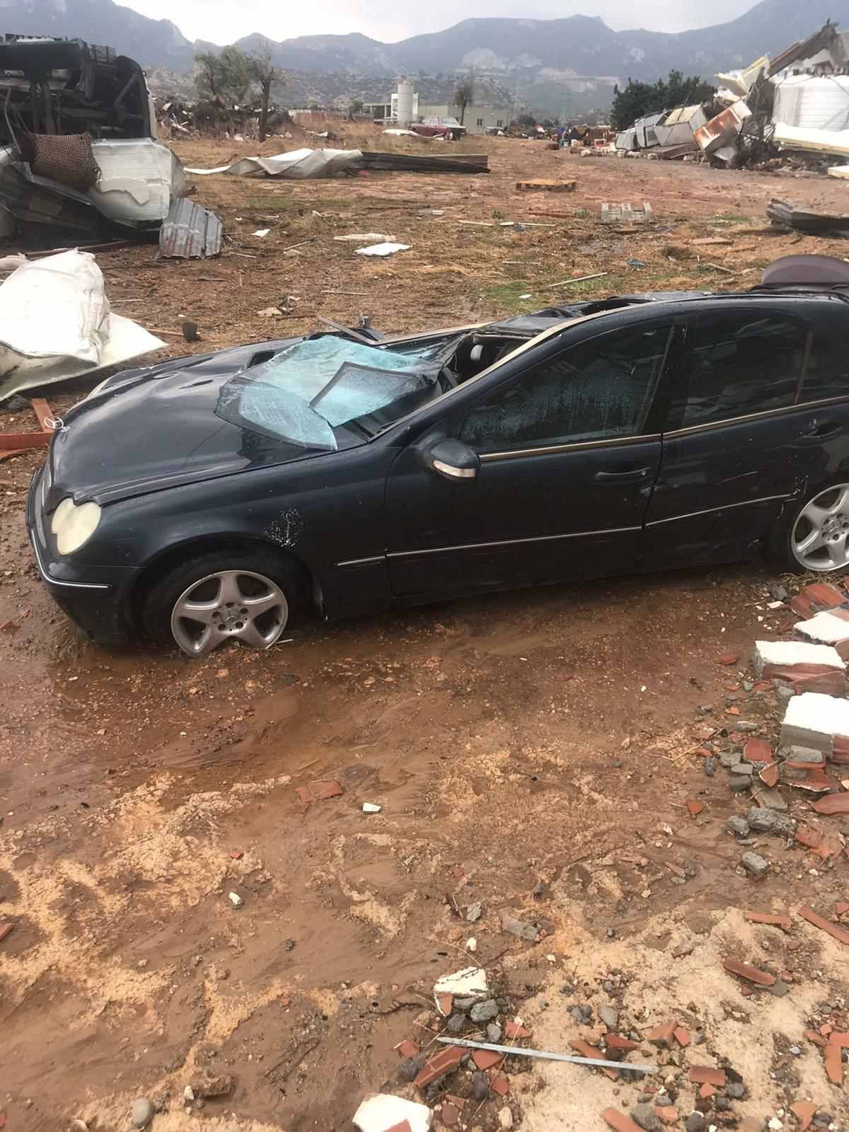 Araçları devirdi, ağaçları yerinden söktü 3