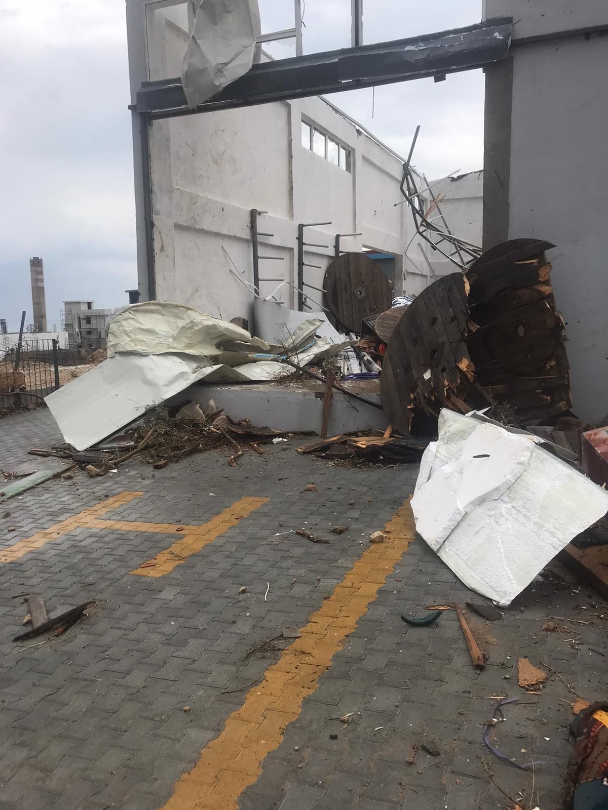 Araçları devirdi, ağaçları yerinden söktü 4