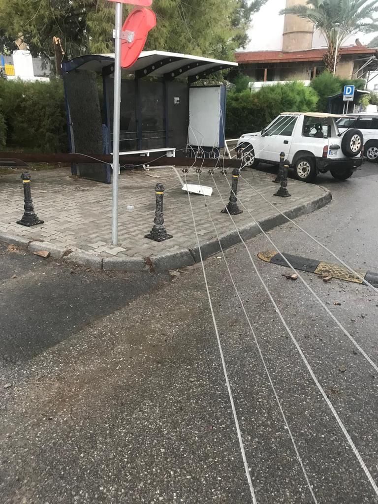 Araçları devirdi, ağaçları yerinden söktü 5
