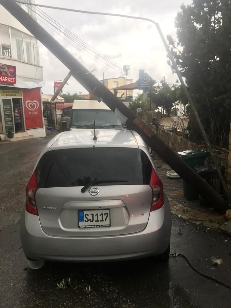 Araçları devirdi, ağaçları yerinden söktü 7