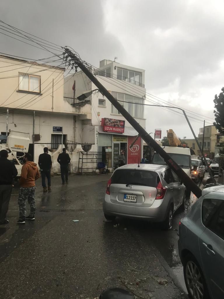 Araçları devirdi, ağaçları yerinden söktü 9