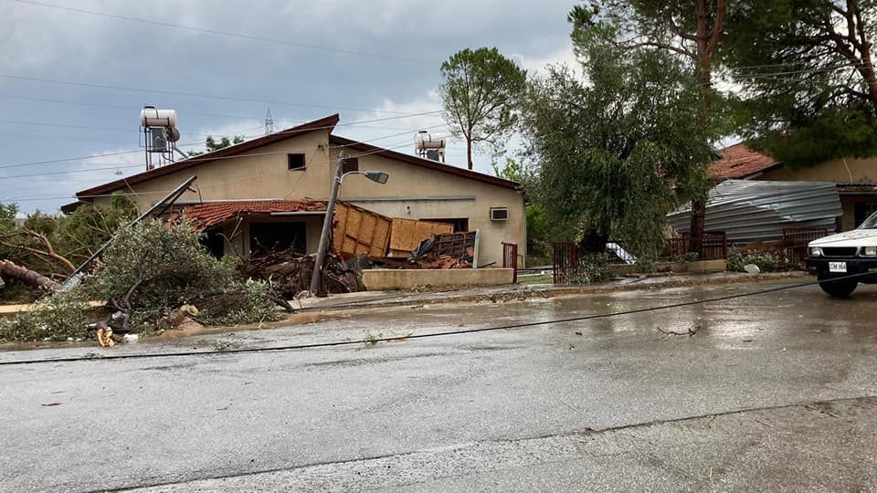 Araçları devirdi, ağaçları yerinden söktü 13