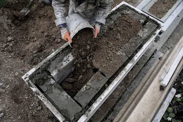 Dur durak bilmeden mezar kazılıyor 6