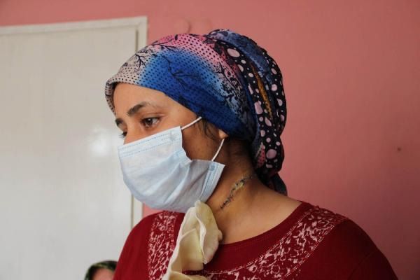 Boşanmak istediği eşi, çocuklarının önünde boğazını kesti! 2