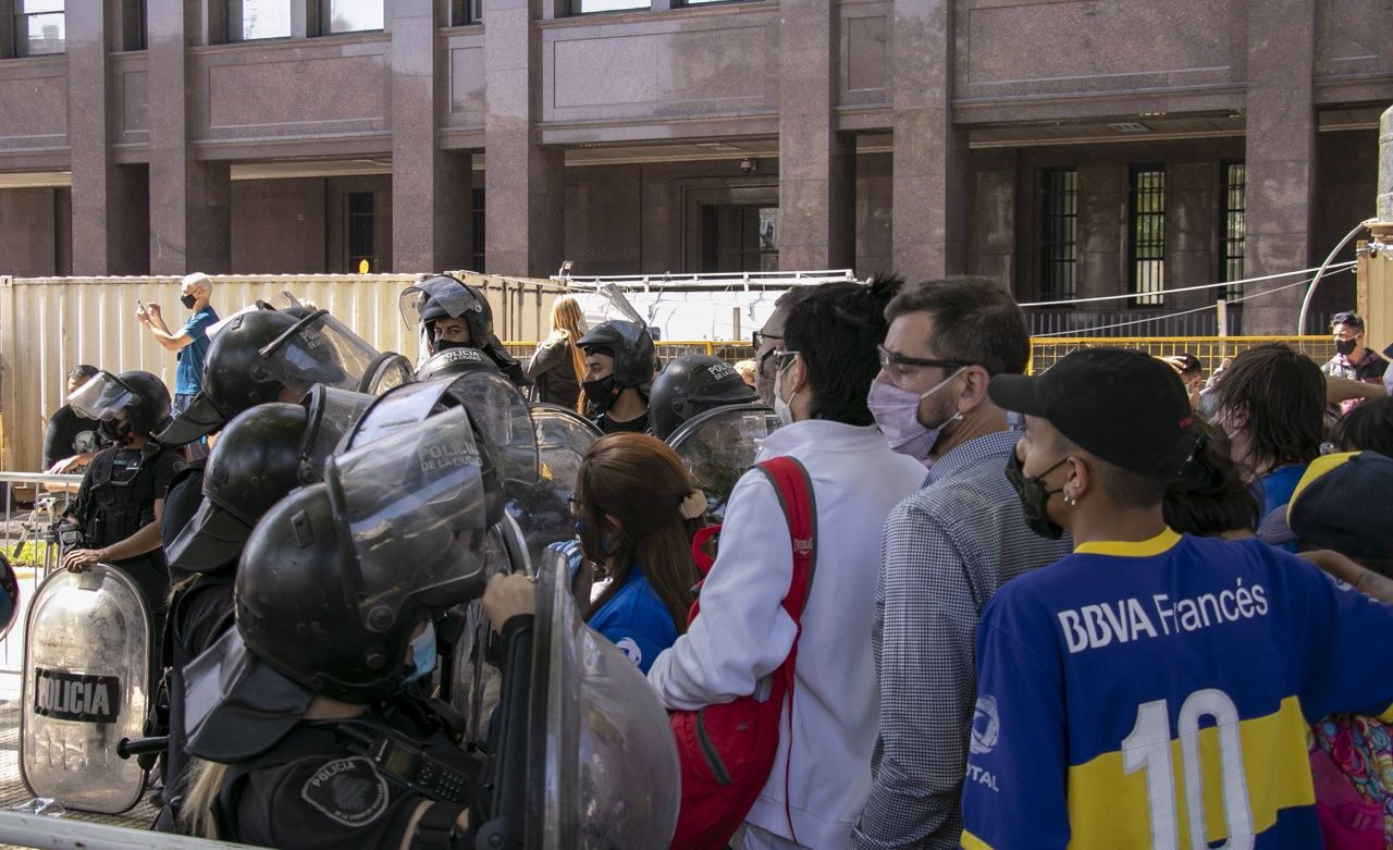 Maradona'nın sevenleri ile polis arasında çatışma 6
