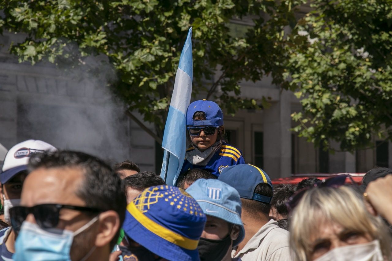 Maradona'nın sevenleri ile polis arasında çatışma 14