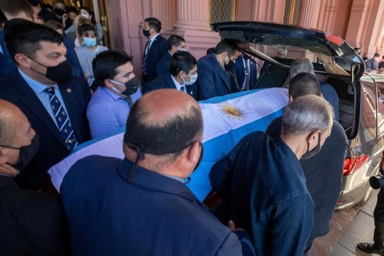 Maradona'nın cenazesinde skandal görüntü! Sayısız ölüm tehdidi aldılar... 3