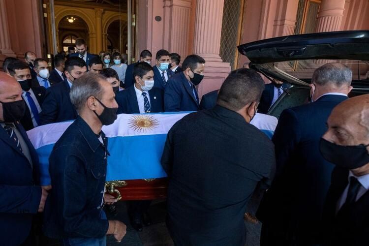 Maradona'nın cenazesinde skandal görüntü! Sayısız ölüm tehdidi aldılar... 5