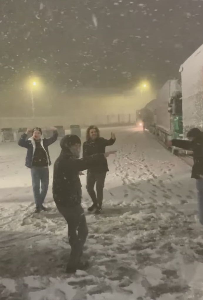 Kar yağışını göbek atarak kutladılar 4
