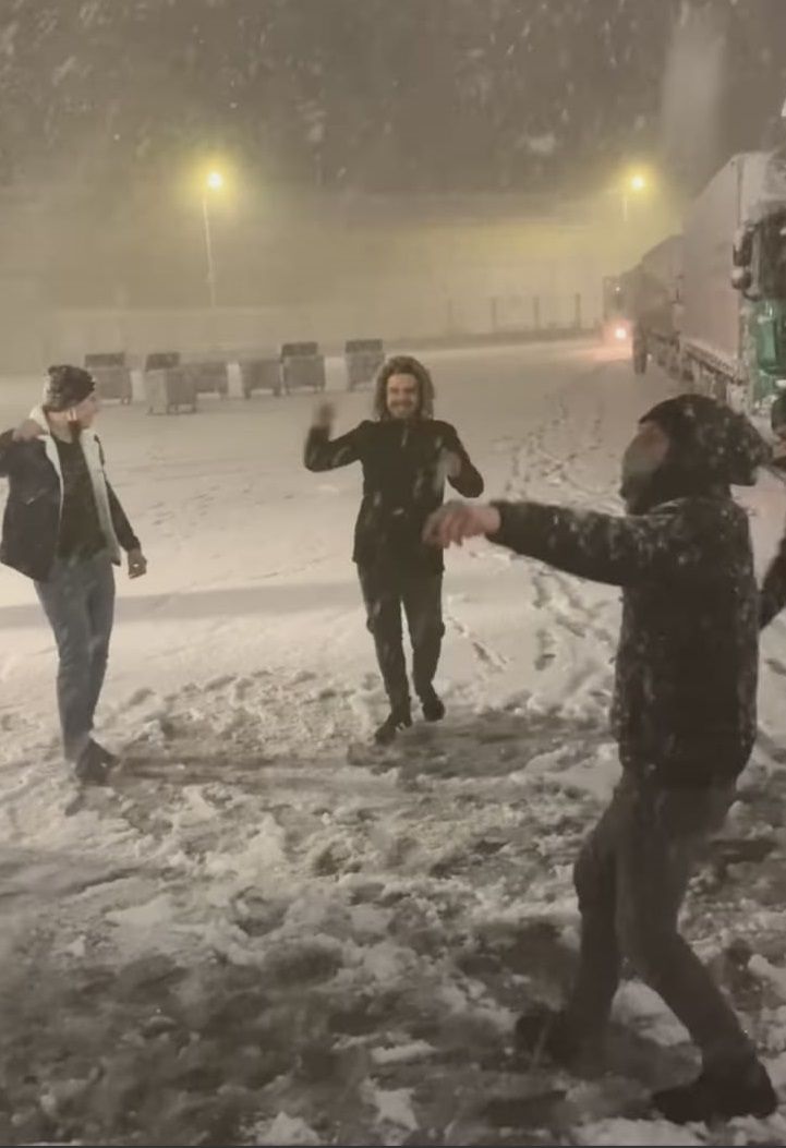 Kar yağışını göbek atarak kutladılar 1