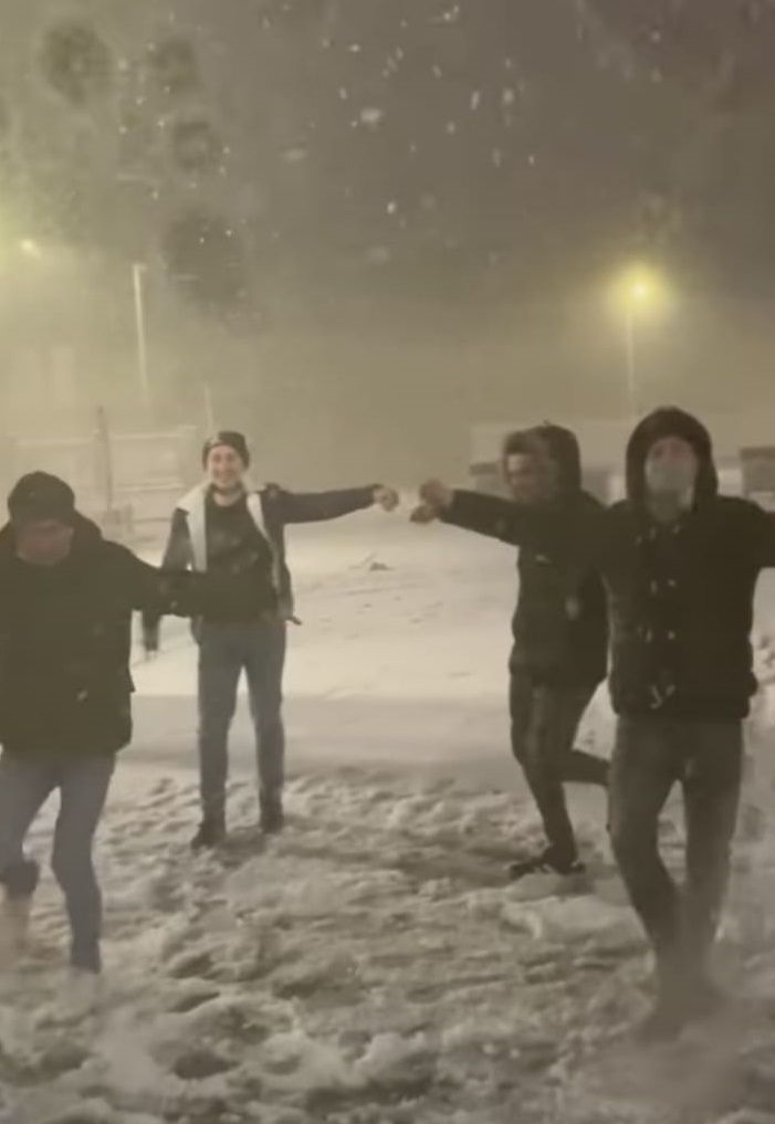 Kar yağışını göbek atarak kutladılar 3