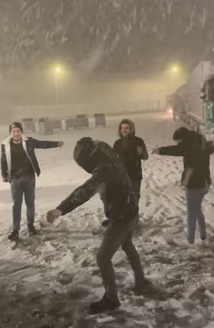 Kar yağışını göbek atarak kutladılar 2