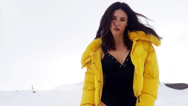 Karlar üzerinde mayolu pozlar veren Defne Samyeli, fit vücuduyla göz kamaştırdı! 5