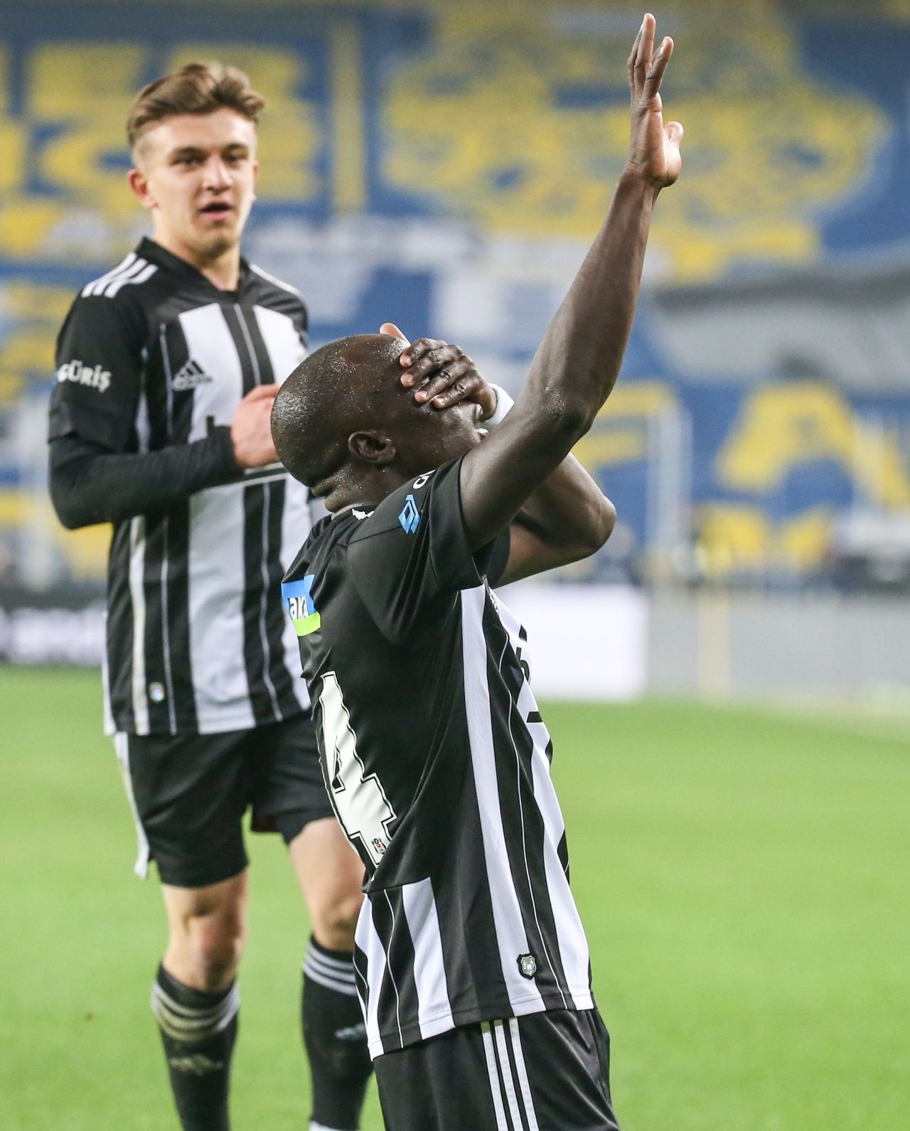 Vincent Aboubakar Zeus’a meydan okudu! 5