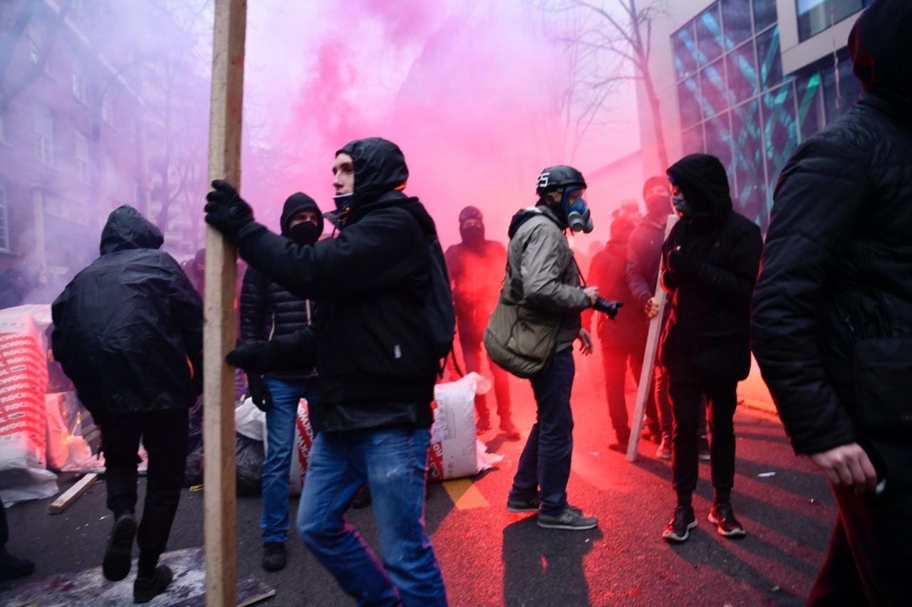 Diktatör Macron'a böyle isyan ettiler! 4