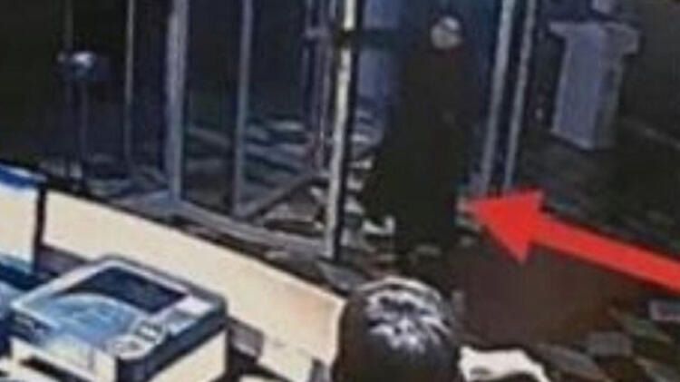 Aldatıldığını düşündü... Otel lobisinde çırılçıplak soyundu! 2